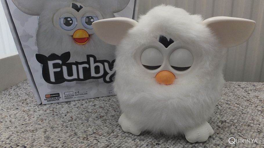 Nieuwe Furby bij de doos.