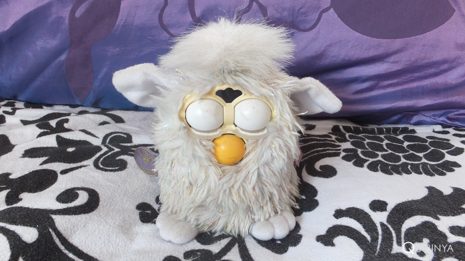 Oude Furby, oogjes dicht.